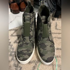 NWOT wedge camo boot